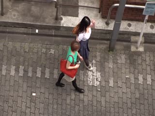 CLUB_憋住聲音不要讓在旁邊的朋友發現的巨乳人妻精油按摩